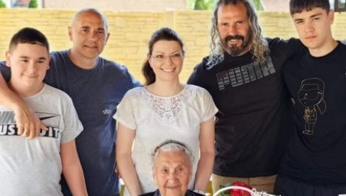 PROSLAVILA 100. ROĐENDAN: Baka Jovanka Pavkov iz Ratkova sa decom, unucima i praunucima obeležila vek od svog rođenja (FOTO)