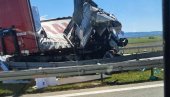 ŠLEPER SE PREVRNUO, PA PREPREČIO PUT: Teška saobraćajna nesreća kod Kovilja - zbog udesa zastoj i kilometarska kolona vozila (FOTO)
