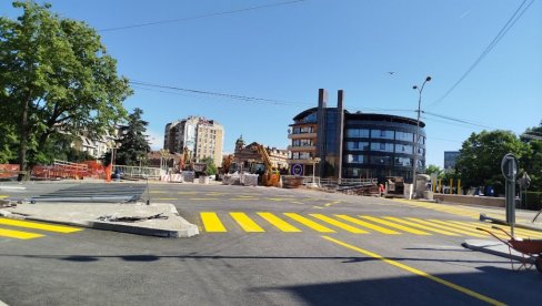 RASKRSNICA U PARAĆINU OTVORENA ZA SAOBRAĆAJ: Obavljeno asfaltiranje prvim slojem (FOTO)